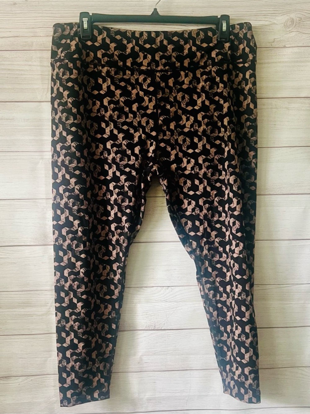MTA Sport Geometric Leggings in Black and Taupe